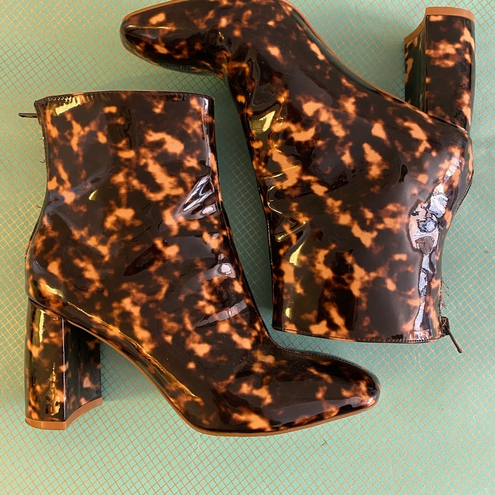 Jaggar Ankle Booties in Tortoise Shell—Like New